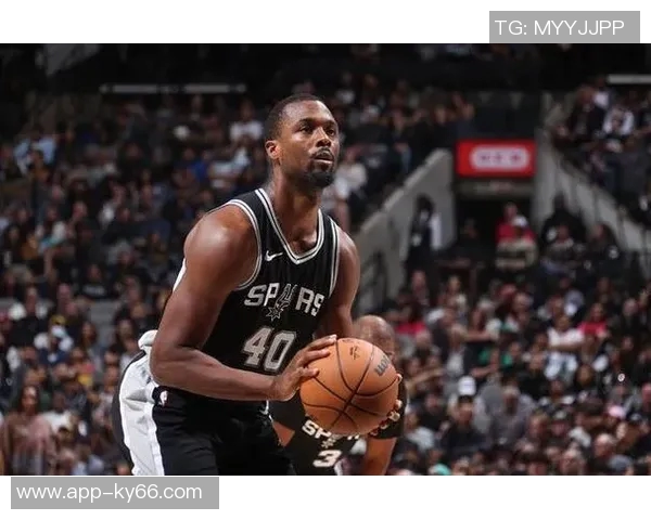 巴恩斯称赞文班拼劲为球队注入活力吸引防守助力进攻提升